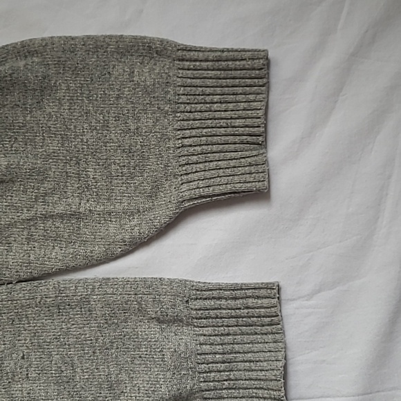 L.L. Bean Men's Lambswool V-Neck Sweater - Picture 3 of 4